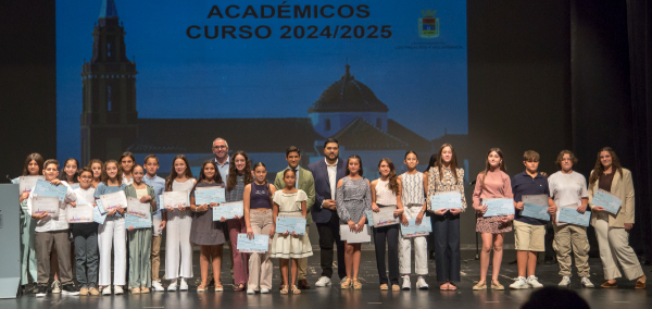 Los Palacios y Villafranca reconoce la excelencia académica y la trayectoria docente en el acto anual de homenaje educativo