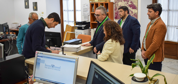 Alcalde y AMPAs de Los Palacios y Villafranca registran más de 6.000 firmas en el Parlamento de Andalucía para exigir la ampliación urgente de los institutos y el fin de las “caracolas”