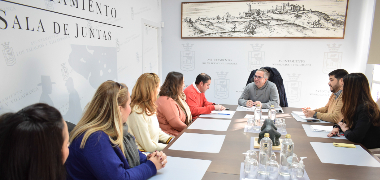 El alcalde palaciego se reúne con representantes del Ceip Pablo Ruiz Picasso para valorar las necesidades del centro 