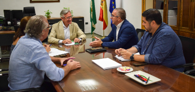 El alcalde palaciego se reúne con el delegado Territorial de Educación en Sevilla para analizar las necesidades del municipio en materia educativa 