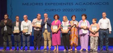Los Palacios y Villafranca reconoce al alumnado con mejores expedientes académicos del curso 2022/2023 así como a los maestros jubilados durante ese ejercicio